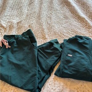 Figs Scrub Set with Pink Drawstring